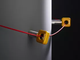 How to make emergency pull-wire switches curve-compatible: with the Multiflex 4R deflection pulleys.
