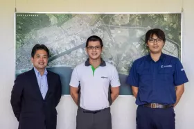 From left to right: Seiji Hayashi (Executive Officer and General Manager of Feed Silo Division, Tomakomai Futo Co., Ltd.), Jason Ang (Marketing Manager SENNEBOGEN Asia Pacific) and operator of the SENNEBOGEN 860 E, Tomakomai Futo Co., Ltd.
