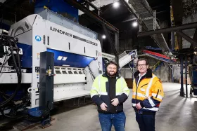Daniel Vermeulen (left), Technical Operations Manager at Pader Entsorgung, and Andreas Malinowski (right), Managing Director at Pader Entsorgung, count on the reliability and superior output performance of Lindner’s Komet Series.
