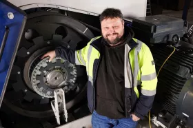 Daniel Vermeulen, Technical Operations Manager, in front of the Komet Series 3 belt drive incl. safety clutch and automatic belt tensioning system (ATB).
