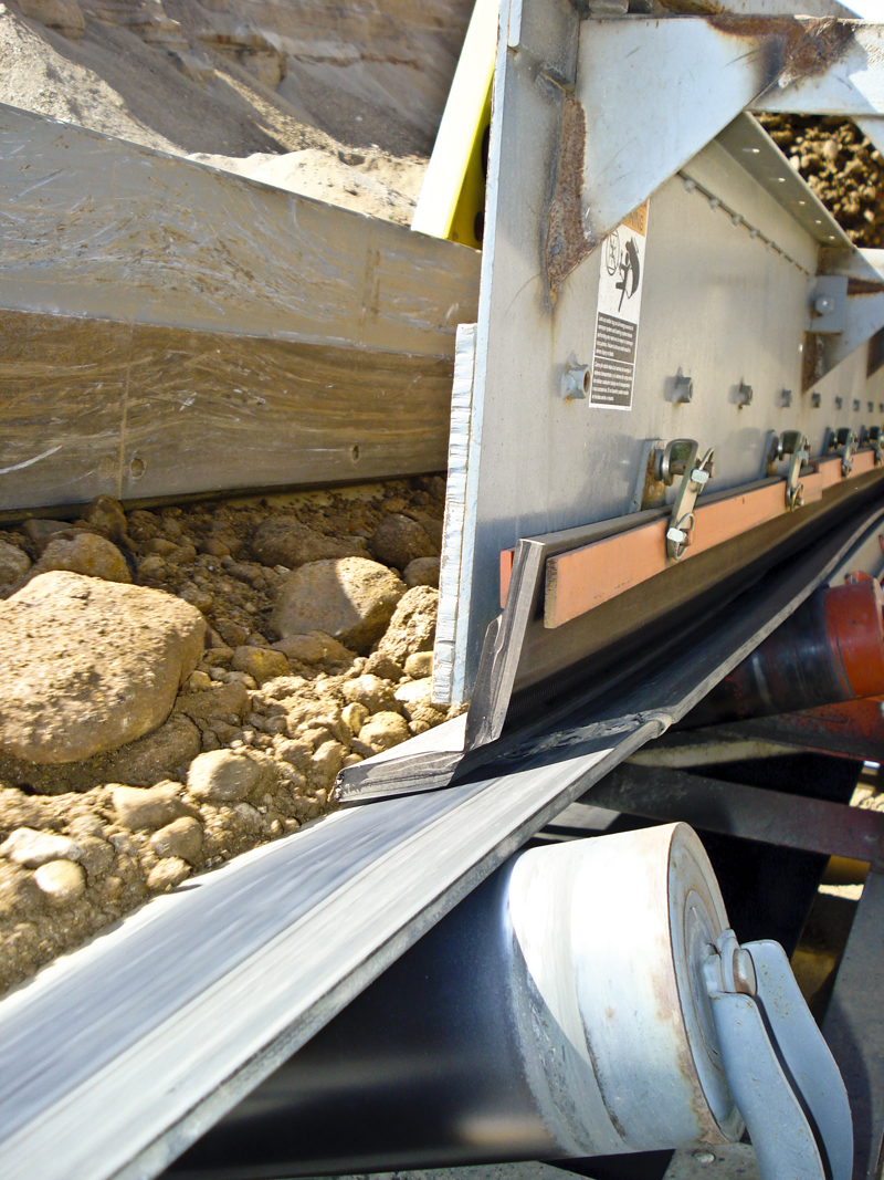 martin_engineering_self-adjusting_skirting_1