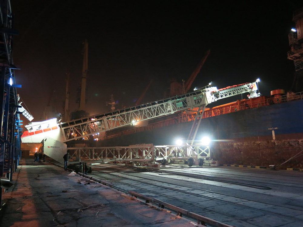 3_telestack ts 550 rail mounted shiploader at nigh