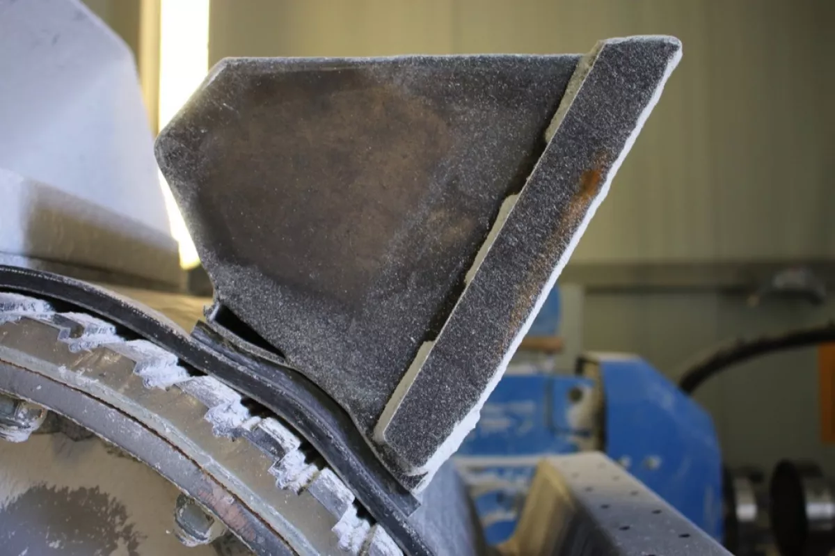 No material can penetrate between belt and bucket.
