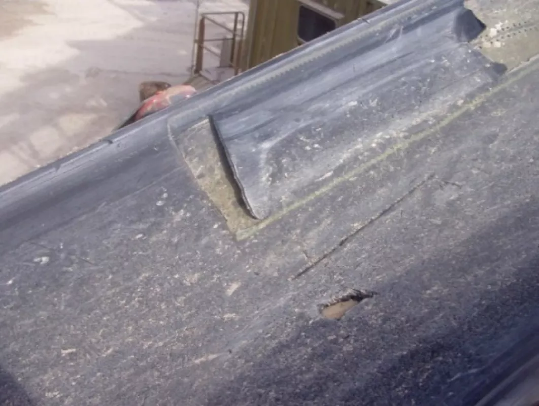 Fig. 1: Belt top cover damage. ​
