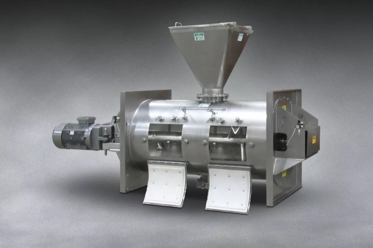 Two large doors of Cylindrical Plow Blender model XHD-36-SSCYLI provide access for sanitising and visual inspection of all material contact surfaces.
