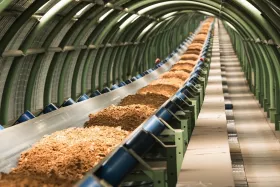 View of the enclosed conveyor flight in the area of the bridge.
