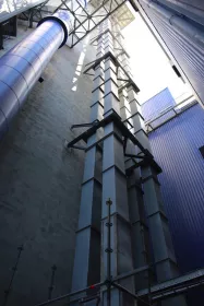 With this modernisation, the cement manufacturer was able to increase the conveying capacity of the bucket elevators for the cement silo feed.
