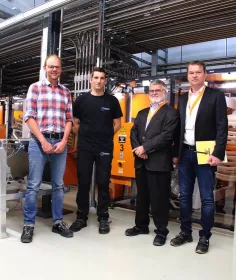 Von links nach rechts: Frank Breunig und Thorsten Köhler von P&amp;G Braun mit Joachim Jost und Eugen Oster von Koch-Technik vor den Navigatoren der neuen Materialversorgungsanlage.
