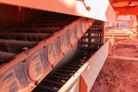 The stress by dust and dirt is also very high in the stockyard. An e-chain with external stop-dogs is used here, whereby there is less accumulation of dust here. (Source: igus GmbH)
