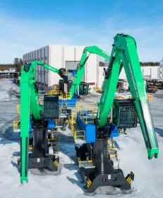 Suzano’s new material handling machines, painted in Suzano brand colors at Mantsinen factory in Ylämylly, Finland. Picture: STC Tuotanto Oy. (Pictures: ©Mantsinen Group Ltd. Oy)
