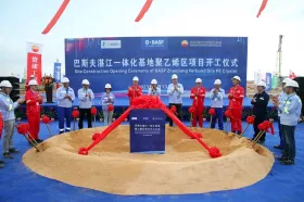 BASF hat mit dem Bau einer Polyethylen (PE)-Anlage am Verbundstandort in Zhanjiang, China, begonnen. Die neue Anlage mit einer jährlichen Produktionskapazität von 500.000 Tonnen PE soll 2025 in Betrieb genommen werden. (Picture: ©BASF)
