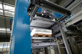 The lifting gear of the BEUMER paletpac in action. With cement, for example, the machines can achieve a throughput of up to 6,000 bags per hour.
