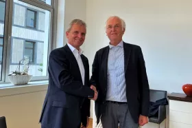 Dr. Friedrich Santner und Peter Eßer (Eigentümervertreter der Brabender-Gruppe) freuen sich über die erfolgreiche Übernahme der Brabender GmbH &amp; Co KG durch die Anton Paar GmbH. (Bild: ©Anton Paar GmbH)
