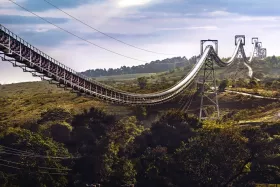 Part of the 7 km long Baroso Flyingbelt conveyor in Brazil. The distance between the pylons is up to 650 m. (Picture: © Sempertrans/Agudio)
