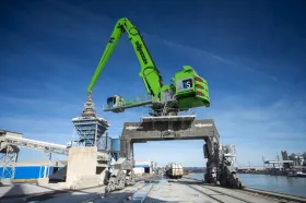 The world’s largest 895 E Hybrid port material handler with 420 t operating weight. Here in the version with rail gantry in Austria.
