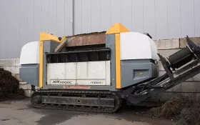 The UNTHA XR3000C mobil-e shreds scrap tyres down to a fraction size of approx. 50 mm and separates metal parts using an over belt magnet
